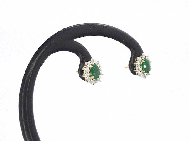 Gouden oorbellen met een groene ovale smaragd en natuurlijke diamanten - afbeelding 6 van  10