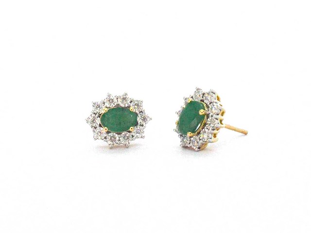 Gouden oorbellen met een groene ovale smaragd en natuurlijke diamanten - afbeelding 7 van  10