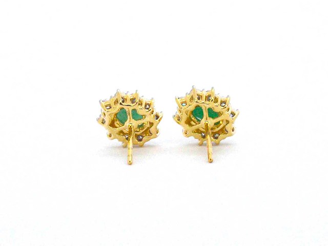 Gouden oorbellen met een groene ovale smaragd en natuurlijke diamanten - afbeelding 8 van  10