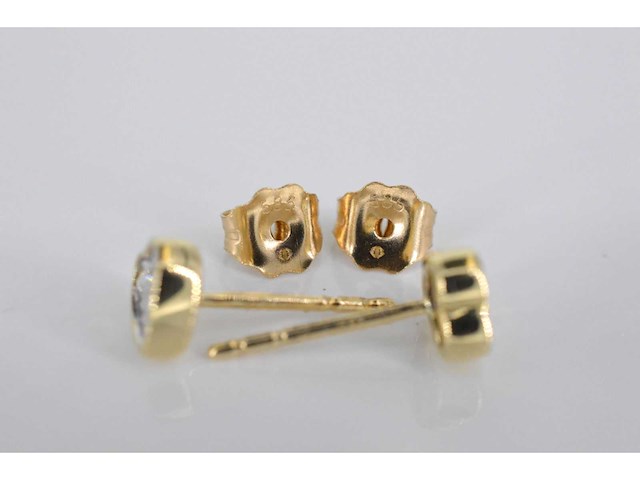 Gouden oorbellen met hartvorm briljant diamant - afbeelding 6 van  6
