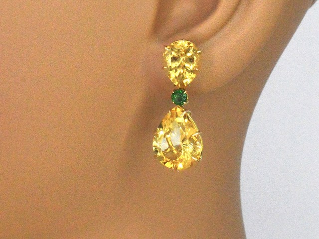 Gouden oorbellen met natuurlijke citrien en tsavoriet - afbeelding 3 van  10