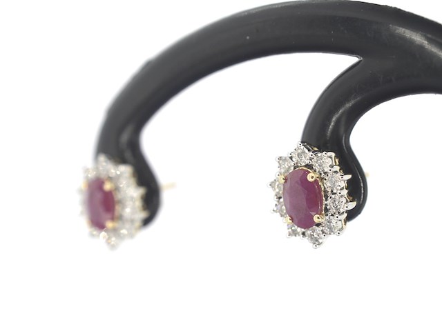 Gouden oorbellen met natuurlijke diamanten en robijn - afbeelding 6 van  12