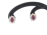 Gouden oorbellen met natuurlijke diamanten en robijn - afbeelding 1 van  12