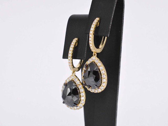 Gouden oorbellen met zwarte diamant en briljanten entourage - afbeelding 3 van  9