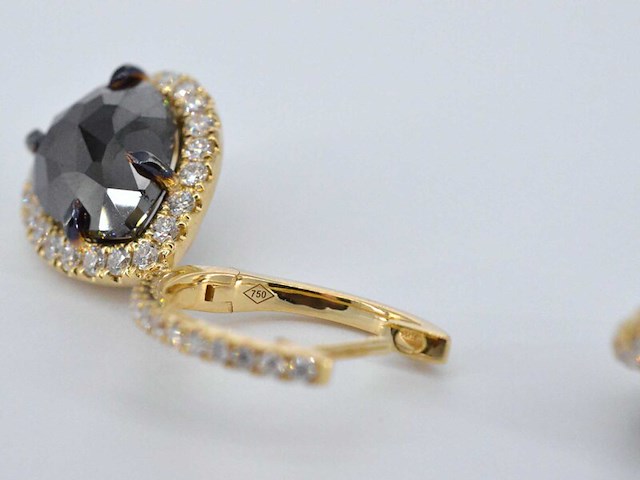 Gouden oorbellen met zwarte diamant en briljanten entourage - afbeelding 7 van  9