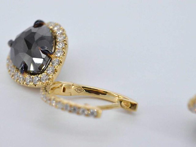 Gouden oorbellen met zwarte diamant en briljanten entourage - afbeelding 7 van  9