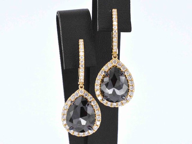 Gouden oorbellen met zwarte diamant (enhanced) en briljanten entourage - afbeelding 1 van  9