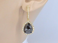 Gouden oorbellen met zwarte diamant (enhanced) en briljanten entourage - afbeelding 2 van  9