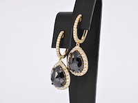 Gouden oorbellen met zwarte diamant (enhanced) en briljanten entourage - afbeelding 3 van  9