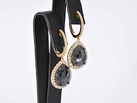 Gouden oorbellen met zwarte diamant (enhanced) en briljanten entourage - afbeelding 4 van  9