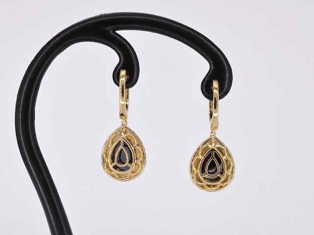 Gouden oorbellen met zwarte diamant (enhanced) en briljanten entourage - afbeelding 5 van  9