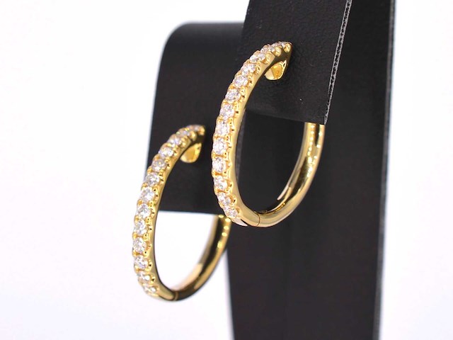 Gouden oorhangers met 26 diamanten - afbeelding 1 van  9