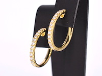 Gouden oorhangers met 26 diamanten