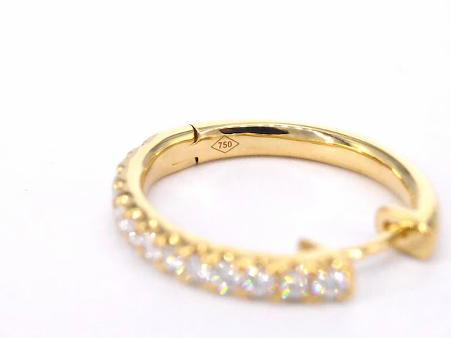 Gouden oorhangers met 26 diamanten - afbeelding 9 van  10