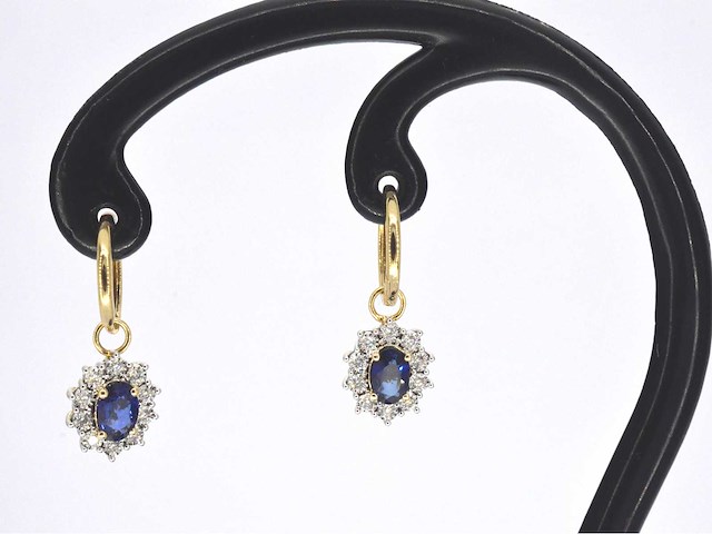 Gouden oorhangers met diamanten en blauwe saffieren - afbeelding 1 van  1