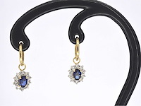 Gouden oorhangers met diamanten en blauwe saffieren - afbeelding 1 van  1