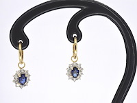 Gouden oorhangers met natuurlijke diamanten en blauwe saffieren - afbeelding 3 van  9