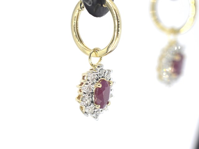 Gouden oorhangers met natuurlijke diamanten en robijnen - afbeelding 5 van  10