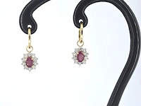 Gouden oorhangers met natuurlijke diamanten en robijnen