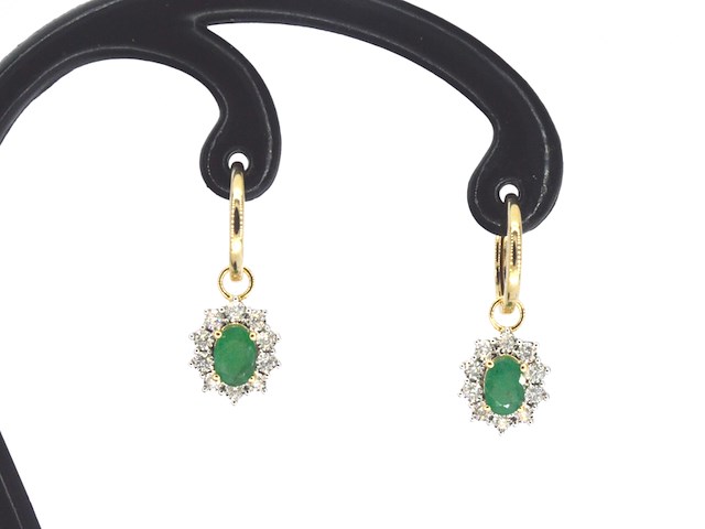 Gouden oorhangers met natuurlijke diamanten en smaragden - afbeelding 5 van  10