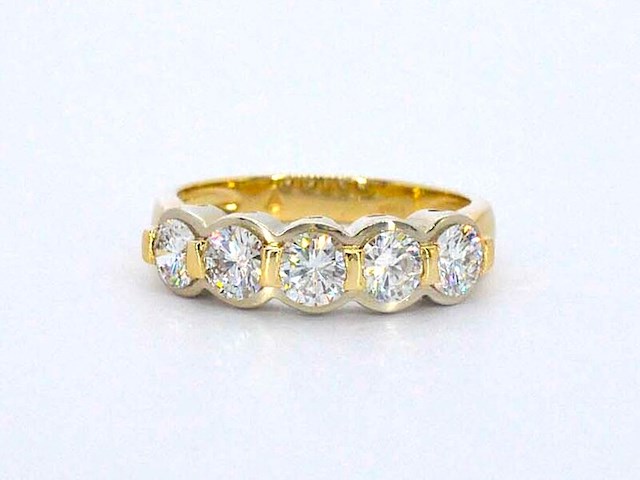 Gouden rij ring met 5 diamanten - afbeelding 1 van  9