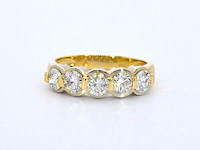 Gouden rij ring met 5 diamanten - afbeelding 1 van  9