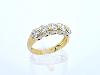 Gouden rij ring met 5 diamanten - afbeelding 4 van  9