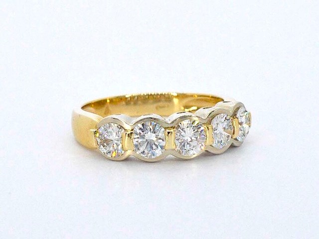 Gouden rij ring met 5 diamanten - afbeelding 5 van  9