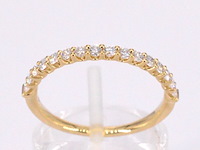 Gouden rijring bezet met briljant geslepen diamanten - afbeelding 1 van  11