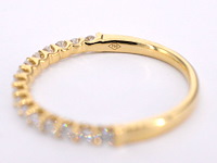 Gouden rijring bezet met briljant geslepen diamanten - afbeelding 11 van  11