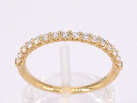 Gouden rijring bezet met briljant geslepen diamanten - afbeelding 1 van  11