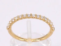 Gouden rijring bezet met briljant geslepen diamanten