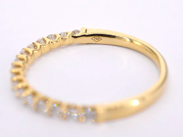 Gouden rijring bezet met briljant geslepen diamanten - afbeelding 11 van  11
