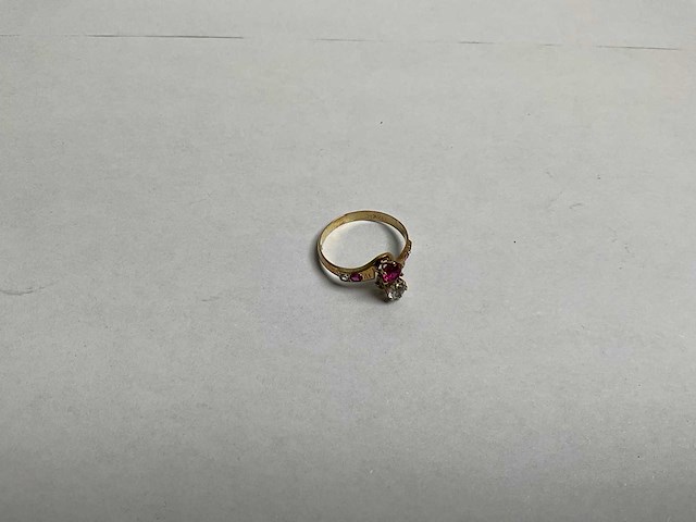 Gouden ring bezet met imitatie diamant en robijn (1,9 gram) - afbeelding 1 van  6