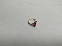 Gouden ring bezet met imitatie diamant en robijn (1,9 gram)