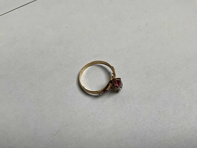Gouden ring bezet met imitatie diamant en robijn (1,9 gram) - afbeelding 2 van  6