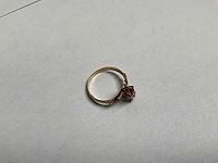 Gouden ring bezet met imitatie diamant en robijn (1,9 gram) - afbeelding 2 van  6