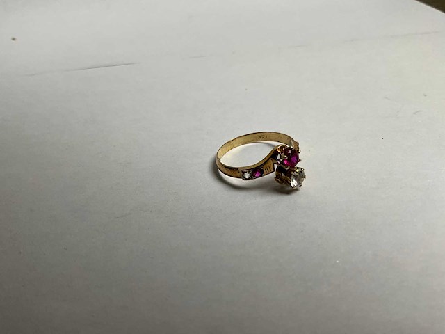 Gouden ring bezet met imitatie diamant en robijn (1,9 gram) - afbeelding 3 van  6