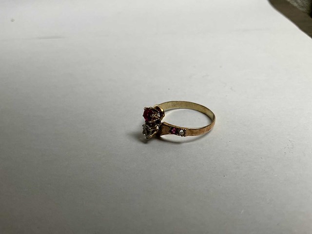 Gouden ring bezet met imitatie diamant en robijn (1,9 gram) - afbeelding 4 van  6