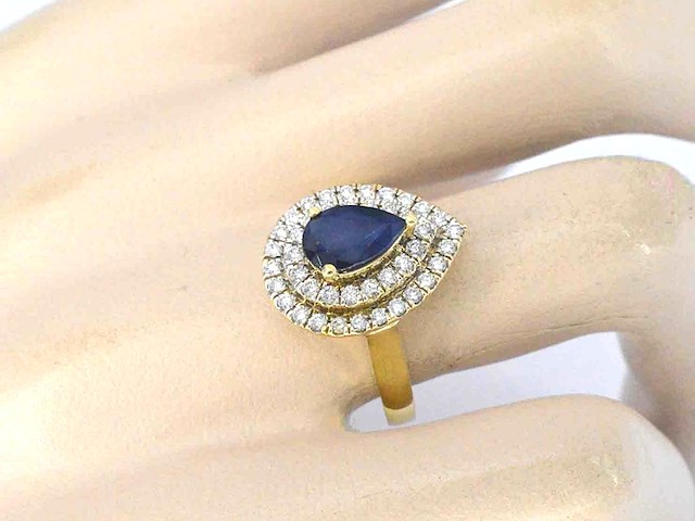 Gouden ring met centraal een natuurlijke saffier omringt door rijen aan natuurlijke briljant diamanten - afbeelding 2 van  8