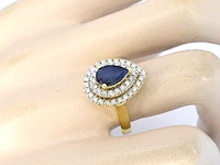 Gouden ring met centraal een natuurlijke saffier omringt door rijen aan natuurlijke briljant diamanten - afbeelding 2 van  8