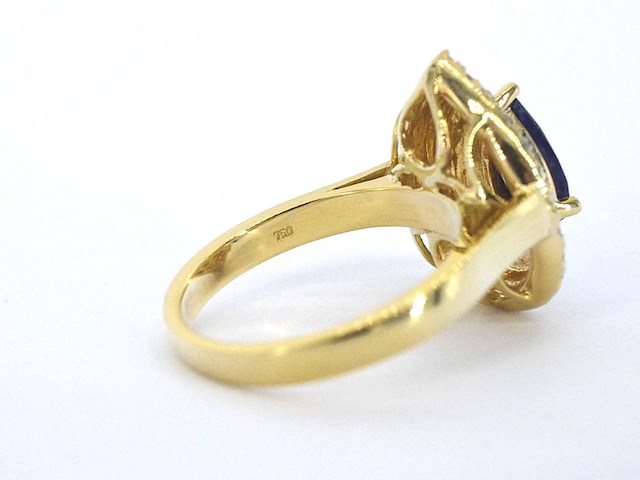 Gouden ring met centraal een natuurlijke saffier omringt door rijen aan natuurlijke briljant diamanten - afbeelding 7 van  8