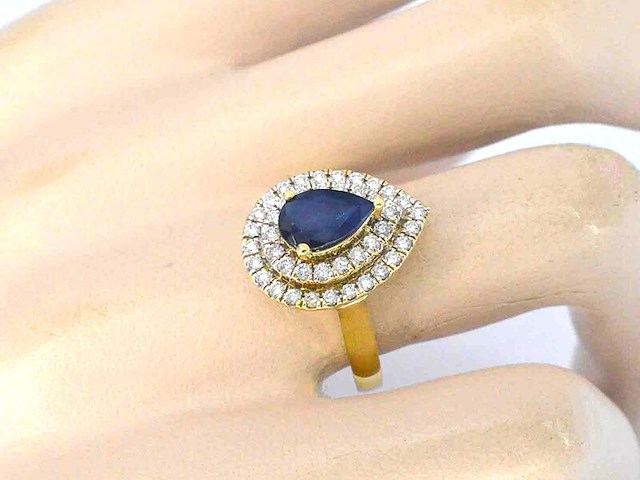 Gouden ring met centraal een natuurlijke saffier omringt door rijen aan natuurlijke briljant diamanten - afbeelding 3 van  10
