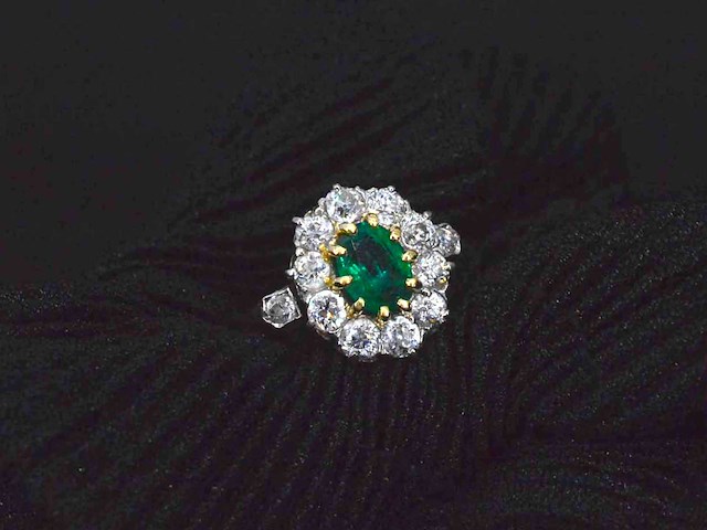 Gouden ring met centrale hoge kwaliteit smaragd en natuurlijke diamanten - afbeelding 1 van  8