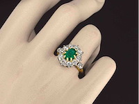 Gouden ring met centrale hoge kwaliteit smaragd en natuurlijke diamanten - afbeelding 2 van  8