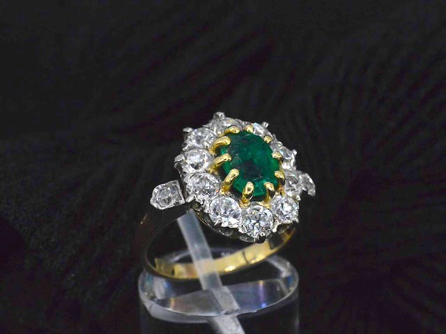 Gouden ring met centrale hoge kwaliteit smaragd en natuurlijke diamanten - afbeelding 5 van  8