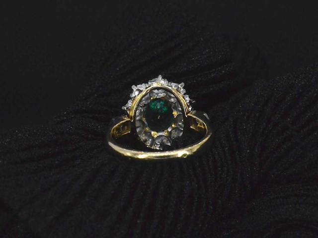 Gouden ring met centrale hoge kwaliteit smaragd en natuurlijke diamanten - afbeelding 7 van  8