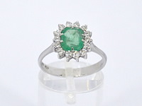 Gouden ring met de hand gemaakt met diamanten en hoge kwaliteit smaragd