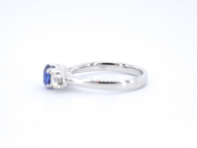 Gouden ring met diamant en een blauwe saffier - afbeelding 2 van  10