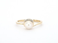 Gouden ring met diamanten en een parel